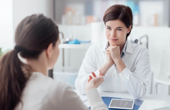 What Is Vacuum Aspiration Abortion? gynecologist discussing vacuum aspiration abortion with a patient in istanbul